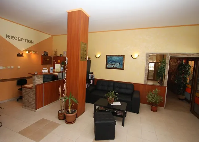 Ξενοδοχείο Friends Family